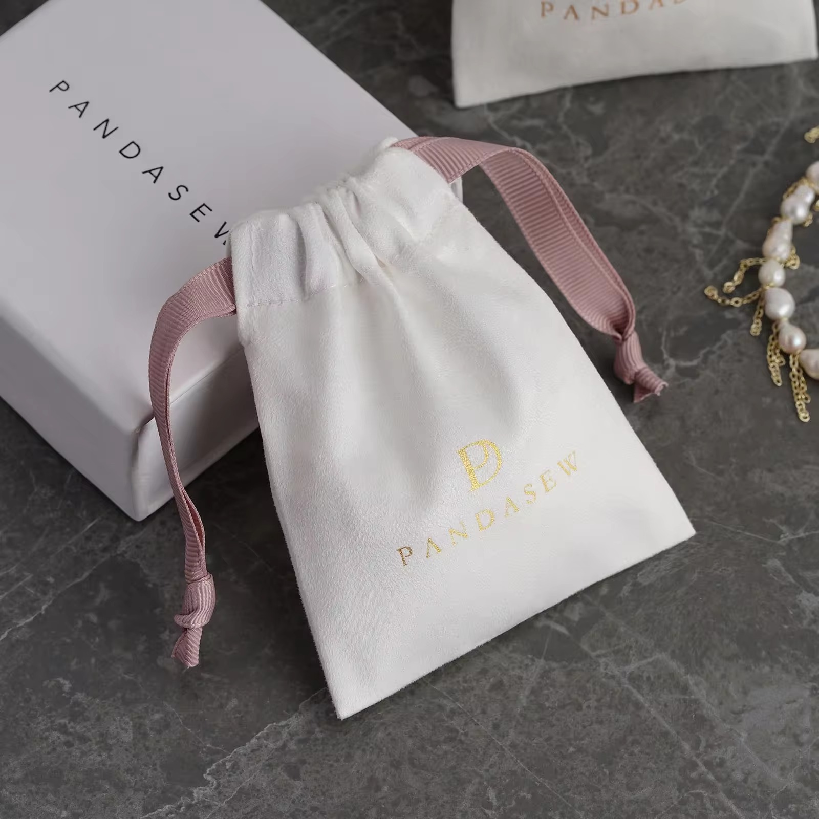Подарочный мешочек из замши с  – обзор и цена Luxury Bags Logo